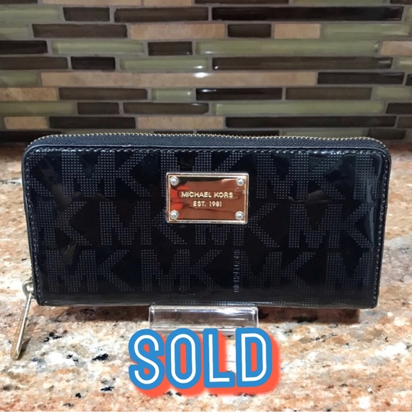 Michael Kors Handbags - MICHAEL KORS Signature Large Zip Around Wallet- EUC ❤️